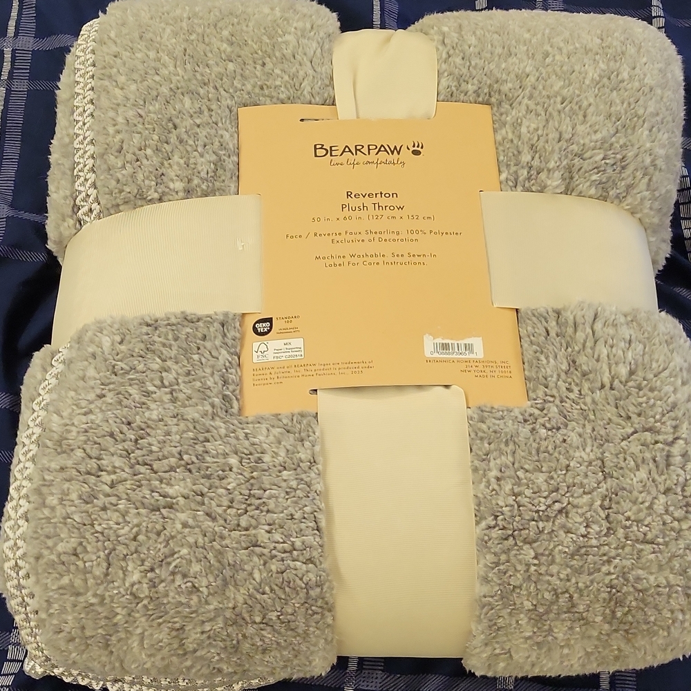 BearPaw Cozy Gray and Cream Throw - Picture 4 of 5